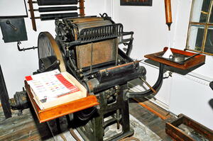 Ausgestellte Druckmaschine mit Zubehör (Druckerei)